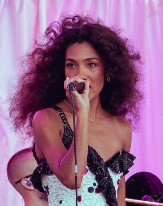 Olivia Dean spiller i Royal Arena i aften: Popstjernen der fik kærlighed til at lyde som noget voksne stadig kan lære
