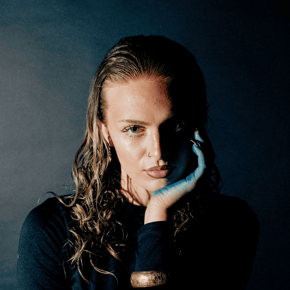 Sira Jovina fuldender debutalbummet – “Solrig Altan” er Reservatets Udvalgte